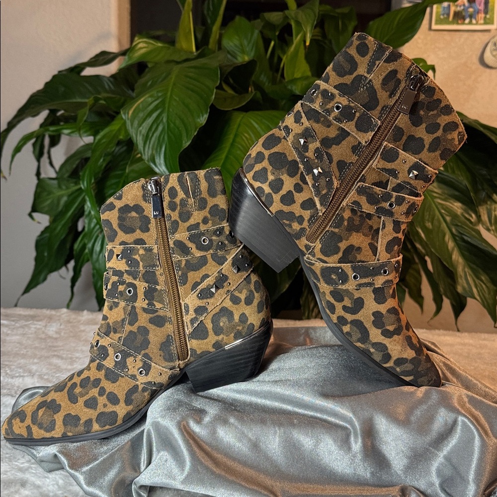 Kenneth Cole Cheyenne Stud Leopard Suede Leather Boots - Women's Size 6.5